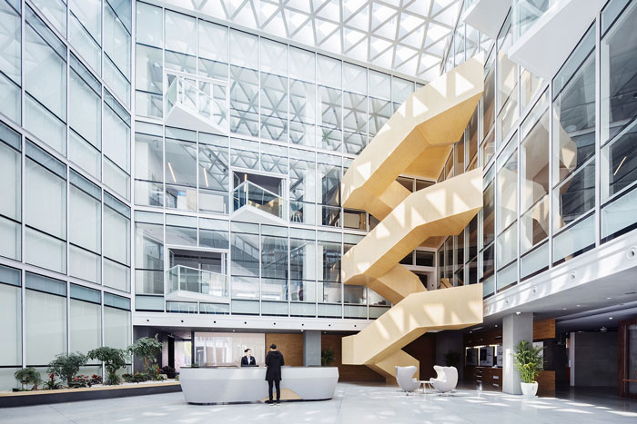 辦公樓裝修:一個(gè)集自然與人文關(guān)懷于一體的辦公樓