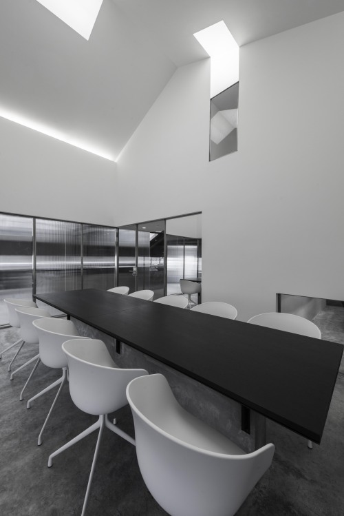 會議室作為會客、淺談等多功能區(qū)域，在設計方面一點也不